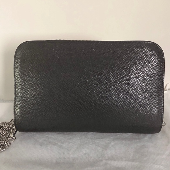 Louis Vuitton Taiga black leather clutch - Picture 2 of 12